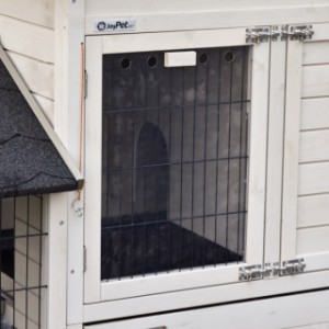 La porte grillagée du dortoir du Prestige Medium est équipée de plexiglas.