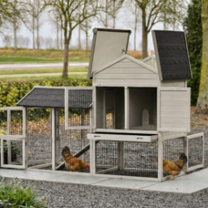 Le Prestige Medium avec enclos en light-grey possède de nombreuses portes et trappes pour un nettoyage facile.