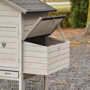 La latte de maintien du pondoir du Prestige Medium maintient le couvercle ouvert.