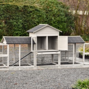 Le Prestige Medium avec double parcours gris clair dispose de nombreuses portes et trappes pour un nettoyage facile.