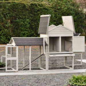 Le Prestige Medium dispose de nombreuses portes et trappes pour un nettoyage facile.