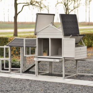 Le Prestige Medium dispose de nombreuses portes et trappes pour un nettoyage facile.