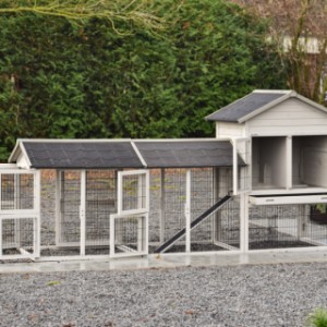 Le Prestige Medium avec double parcours gris clair dispose de nombreuses portes et trappes pour un nettoyage facile.