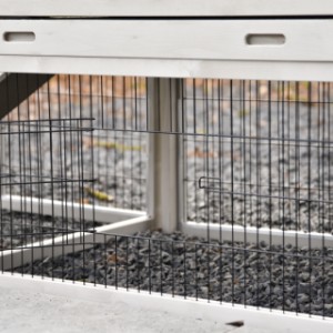 Le panneau grillagé sous le dortoir du Prestige Medium dispose d’une petite porte.