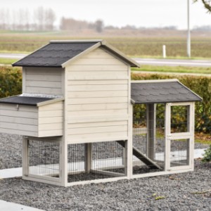 Jetez un coup d’œil à l’arrière du Prestige Medium avec enclos et pondoir.