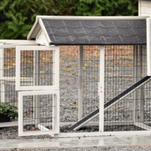 L’enclos d’extension Space Medium gris clair est équipé de portes pratiques.