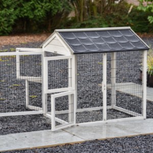 L’enclos intermédiaire Space Medium gris clair est doté de grandes portes pour une utilisation facile.