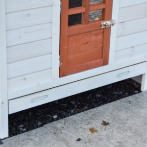 Le poulailler Ambiance Large est équipé d’un tiroir coulissant en plastique