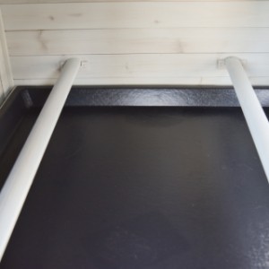 L’Ambiance Large est équipé de deux perchoirs amovibles