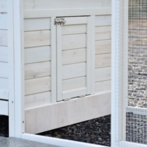 La porte de l’abri de nuit du poulaillerAmbiance Large sert également de rampe