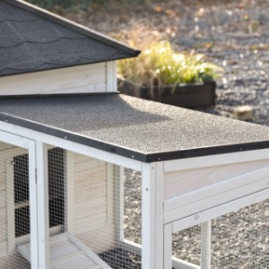 Le toit de l’enclos d’extension est équipé de feutre bitumé