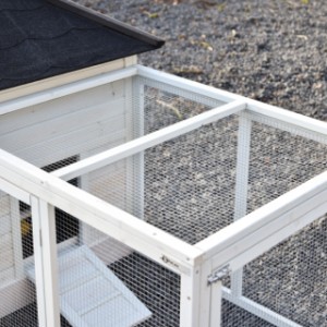 Le toit de l’enclos d’extension est équipé d’un grillage
