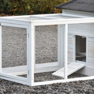 Jetez un coup d’œil à l’arrière de l’enclos d’extension Ambiance Large avec toit grillagé