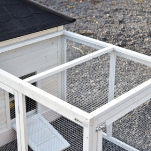 Le toit de l’enclos d’extension Ambiance Large est équipé d’un grillage