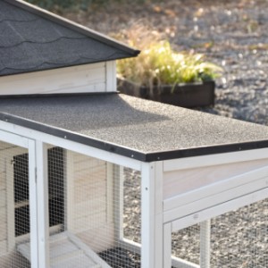 Le toit de l’enclos d’extension Ambiance Large est équipé de feutre bitumé