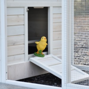 La porte de l’abri de nuit de l’Ambiance Large sert également de rampe