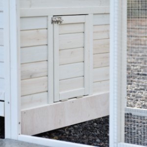 La porte de l’abri de nuit de l’Ambiance Large sert également de rampe