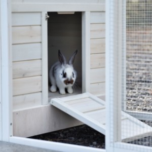 La porte de l’abri de nuit de l’Ambiance Large sert également de rampe