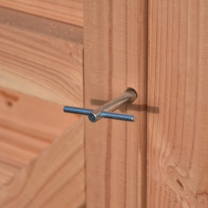 La porte peut être ouverte à l’aide de la clé en T fournie.