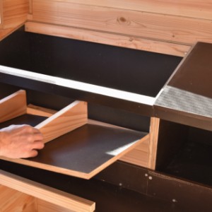 La plaque de fond du pondoir est entièrement amovible.