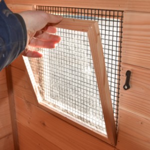 Les 2 fenêtres extérieures sont équipées de plexiglas amovible pour une ventilation supplémentaire