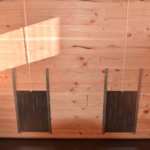 Sur le côté du poulailler se trouvent 2 trappes de sortie qui peuvent être facilement ouvertes et fermées à l’aide d’une corde.