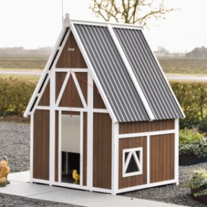 Le poulailler Pip au style fermier avec un haut toit à pignon et une allure rurale caractéristique