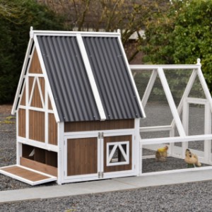 À l’arrière du poulailler Pip se trouve une trappe pratique, qui permet de récupérer facilement les œufs dans le pondoir