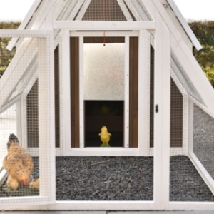 La trappe en aluminium s’ouvre et se ferme facilement à l’aide d’une corde