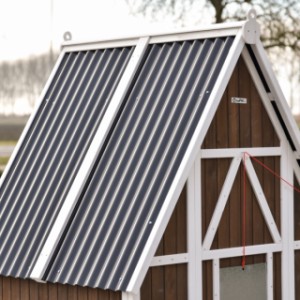 Le toit du poulailler Pip est fabriqué en plaques ondulées en plastique