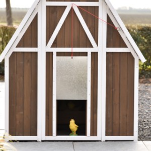 La trappe en aluminium s’ouvre et se ferme facilement à l’aide d’une corde