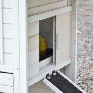 La porte de l’abri de nuit peut être coulissée vers la gauche et vers la droite