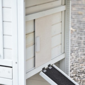 La porte de l’abri de nuit peut être coulissée vers la gauche et vers la droite