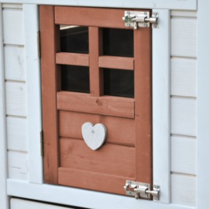 La porte de Noah est décorée d’un joli cœur qui complète parfaitement le clapier