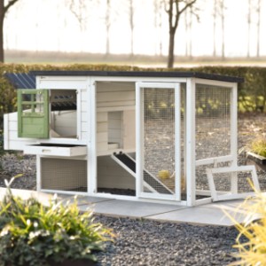 Le clapier Noah dispose de portes et trappes pratiques