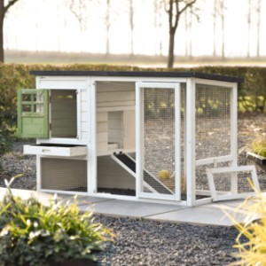 Le clapier Noah dispose de portes et trappes pratiques