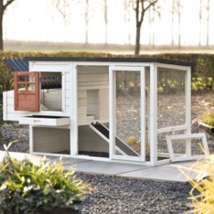 Le clapier Noah dispose de portes et trappes pratiques