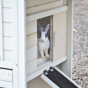 La porte de l’abri de nuit peut être coulissée vers la gauche et vers la droite