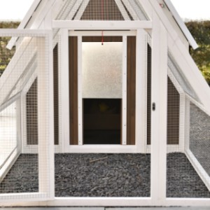 La trappe en aluminium s’ouvre et se ferme facilement à l’aide d’une corde