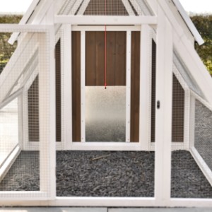 La trappe en aluminium s’ouvre et se ferme facilement à l’aide d’une corde