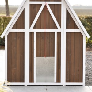 La trappe en aluminium s’ouvre et se ferme facilement à l’aide d’une corde