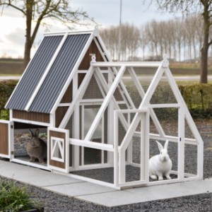 Le clapier Pip dispose de portes pratiques pour un entretien facile