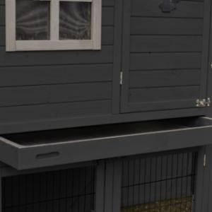 Le poulailler Holiday Large est équipé d’un tiroir coulissant en plastique.