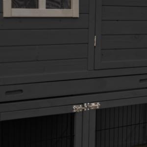 Le poulailler Holiday Large est équipé d’un tiroir coulissant pratique, pour un nettoyage facile.