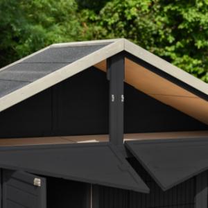 Le poulailler Holiday Large dispose d’un espace de rangement pratique sous le toit, accessible par l’avant.