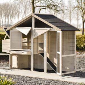 Le clapier pour lapin Holiday Medium a plusieurs grande portes