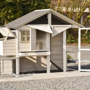 Le clapier pour lapin Holiday Medium a plusieurs grande portes