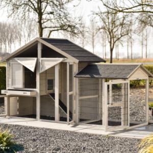 Le clapier pour lapin Holiday Medium a plusieurs portes