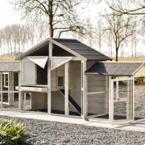 Le clapier pour lapin Holiday Medium a plusieurs grandes portes