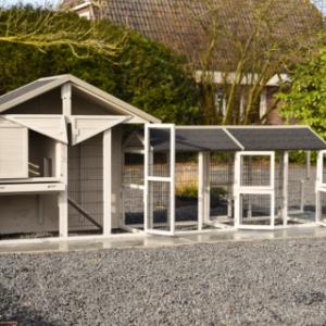 Le clapier pour lapin Holiday Medium a plusieurs ouvertures